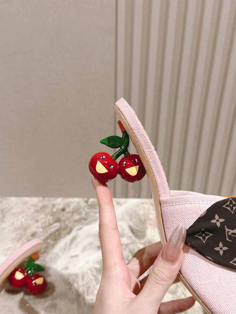 l0vis Vvtt0n slippers